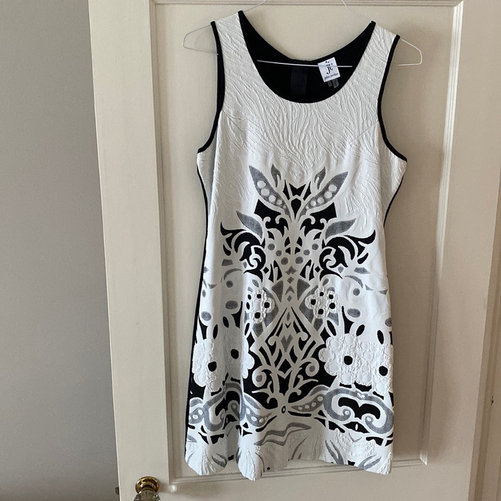 Julia Jordan sleeveless dress. White & black pattern on front. Back is black.